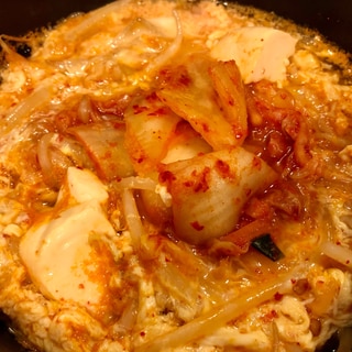 簡単副菜♫キムチともやしと豆腐のスープ風旨辛卵とじ